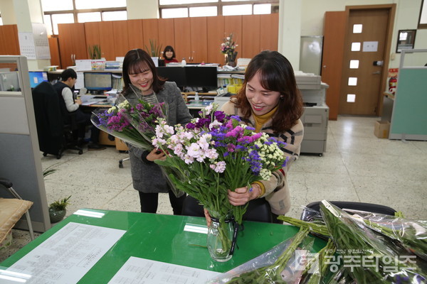 해남군이 어려움을 겪고 있는 관내 화훼농가의 꽃사주기 운동을 실시하고 있는 가운데 18일 군청 기획실 사무실에 직원들이 꽃을 장식하고 있다. /해남군 제공