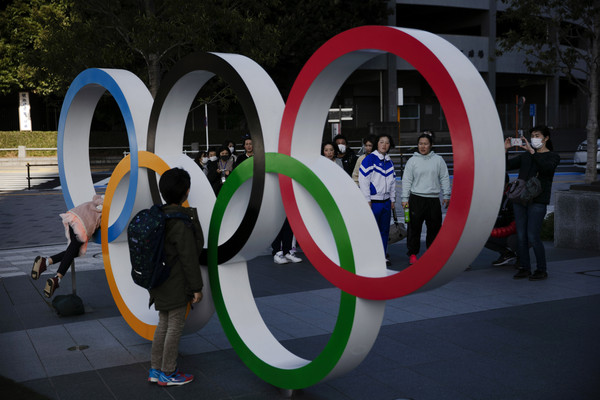 일본 도쿄에 설치된 올림픽 오륜기 조형물 앞에서 사람들이 줄을 지어 기념사진을 촬영하고 있다. /뉴시스
