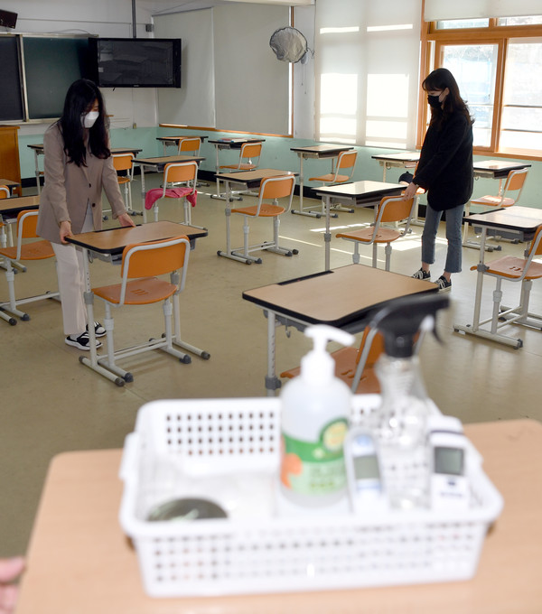 광주 동구 조선대학교여자고등학교에서 교사들이 ‘사회적 거리두기’일환으로 학생들의 책상을 벌리고 있다.
