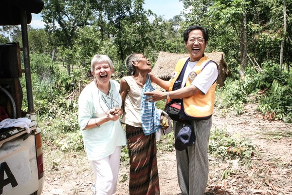 캄보디아 봉사활동 당시 윤윤대씨(오른쪽)가 낙후지역을 방문해, 현지 주민과 담소를 나누고 있다.   /화순전남대병원 제공