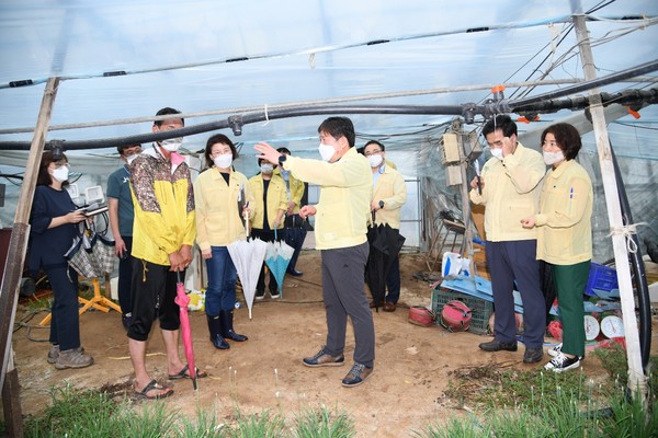 김병내 광주 남구청장이 대촌 지역 한 시설 하우스를 방문해 현장 점검을 하고 있다.