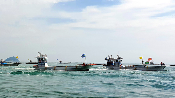 10일 오전 전남 진도어민들이 만호해역에서 어업권 반환을 요구하는 해상퍼레이드를 펼치고 있다.  		   /진도군 제공