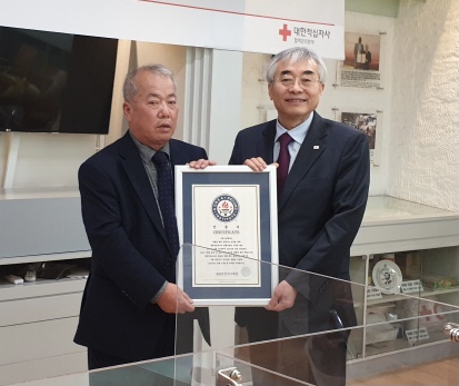 장성읍 주민 김병구 씨(사진 왼쪽)가 한국기록원으로부터 ‘최장기간 정기적 헌혈 기록’을 인증받았다./장성군 제공