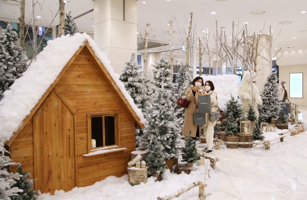 ㈜광주신세계가 1층 광장에 ‘화이트 빌리지’를 조성하며 고객들에게 본격적인 겨울과 다가오는 크리스마스 시즌 분위기를 전하고 있다. 							 /광주신세계 제공