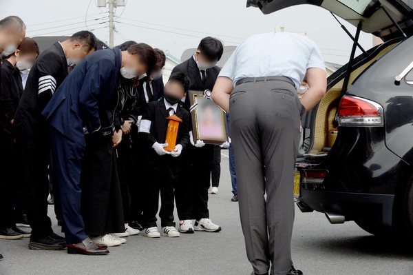 13일 오전 광주 북구 우산동 구호전 장례식장에서 철거건물 붕괴 사고로 숨진 희생자의 발인식이 열리고 있다. 	                                                              /뉴시스
