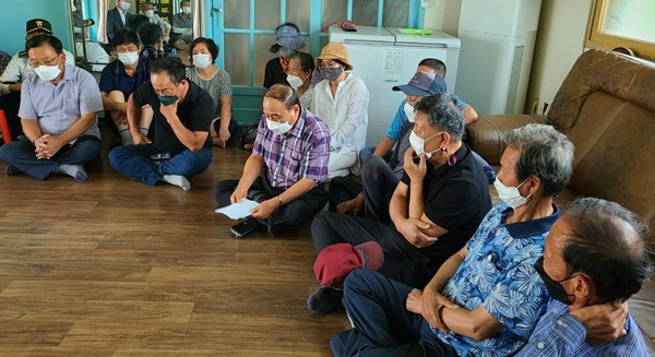지난 26일 보성군 도촌마을 주민들이 돈사 건축허가 문제에 대해 논의하는 모습.