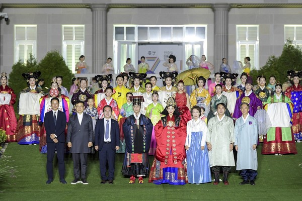 순천시는 지난 8일 순천만국가정원 내 프랑스정원에서 ‘한중일 전통의상 패션쇼’를 개최했다.                                      /순천시 제공