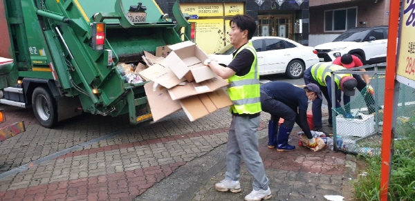 김경원 의원은 매월 일정한 날을 정해 지속적으로 자신의 지역구를 중심으로 쓰레기 수거에 동참하고 있다.