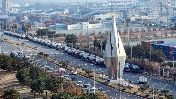 25일 화물연대 전남지역본부 소속 조합원들이 총파업을 시작한 가운데 차량이 광양항 도로를 따라 일렬로 세워져 있다. /항만공사 제공