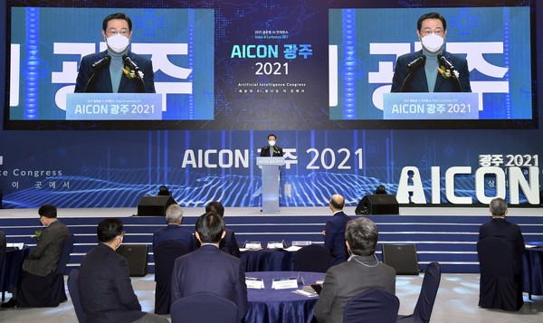 이용섭 광주시장이 16일 오후 서구 김대중컨벤션센터에서 열린 글로벌AI컨퍼런스 ‘AICON 광주 2021’ 개막식에 참석해 인사말을 하고 있다.												  /광주시 제공