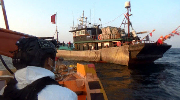 지난 21일 목포해경이 신안군 가거도 해상에서 불법조업하는 중국어선 단속을 위해 접근하고 있다. 						    /목포해경 제공