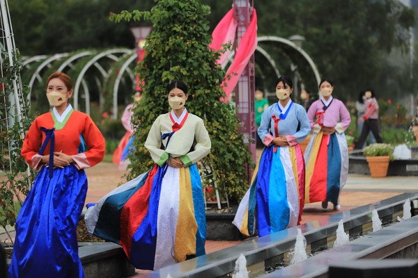 곡성군은 한국공예디자인문화진흥원이 주관하는 한복문화 지역거점 공모사업에 3년 연속 선정돼 다양한 한복 관련 프로그램을 진행한다고 21일 밝혔다. 사진은 지난해 한복fit 패션쇼 모습.                                                                                /곡성군 제공