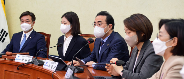 박홍근(가운데) 더불어민주당 원내대표가 지난 6일 국회에서 열린 비상대책위원회의에서 발언을 하고 있다. /공동취재사진