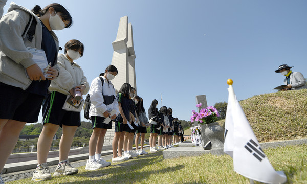 지난 4일 광주 국립5·18민주묘지에서 중학생들이 역사탐방을 하고 있다. 	 /뉴시스