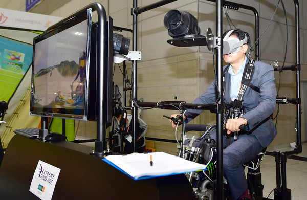 광주 에이스 페어 VR체험 모습. 				               /뉴시스