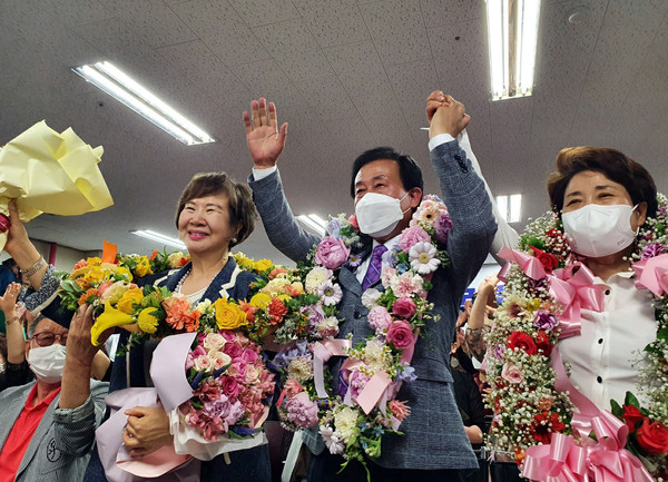 지난 1일 실시된 제8회 전국동시지방선거에서 목포시장에 도전한 박홍률 후보가 당선이 확정된 뒤 꽃다발을 목에 걸고 환호하고 있다. 		  /선거사무소 제공