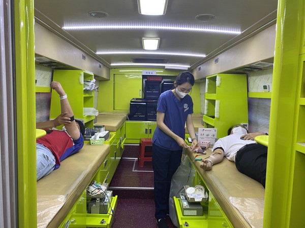 여수시도시관리공단(이사장 김유화)은 최근 코로나19의 장기화로 인한 혈액수급난 해소에 동참하면서 이웃사랑 생명 나눔을 실천하기 위해 ‘사랑 나눔 헌혈’ 캠페인을 실시했다./여수시도시관리공단 제공