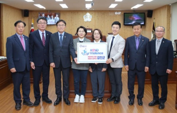 강진군의회(의장 김보미)는 지난 16일 아동폭력근절 온라인 캠페인 챌린지에 참여해 아동폭력 근절을 위한 의지를 다졌다.