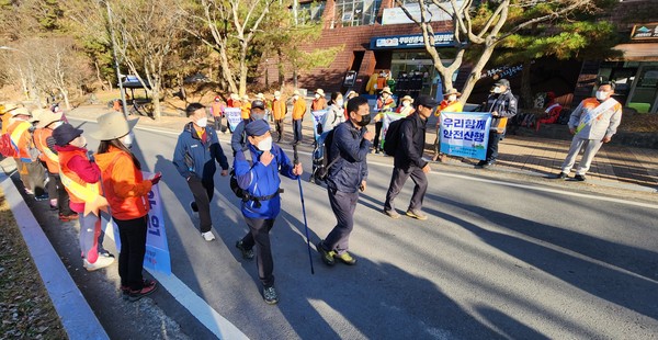 광주 동부소방서는 27일 무등산 일대에서 동부소방서, 의용소방대원, 119시민산악봉사대원 약 70여명이 참석한 가운데 겨울철 산불 예방 캠페인을 펼쳤다.
