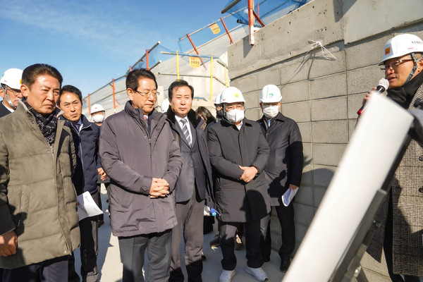 박홍률(오른쪽 세번째) 목포시장이 지난 2일 새해 첫 사업 방문지로 목포종합경기장 공사 현장을 찾아 진행 상황을 점검하고 있다.                                            /목포시 제공