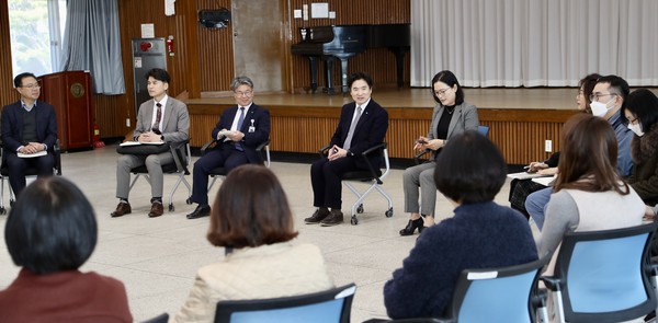 지난 7일 김대중 전남교육감과 전남교육연수원 직원이 간담회를 열고 있다.