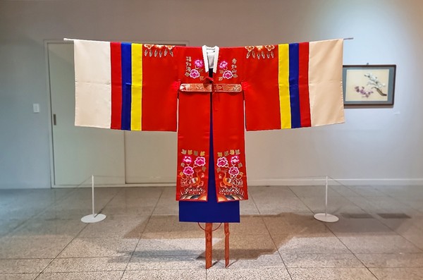 박순정 作 전통자수가 된 ‘궁중활옷’. 			  /나주천연염색박물관 제공