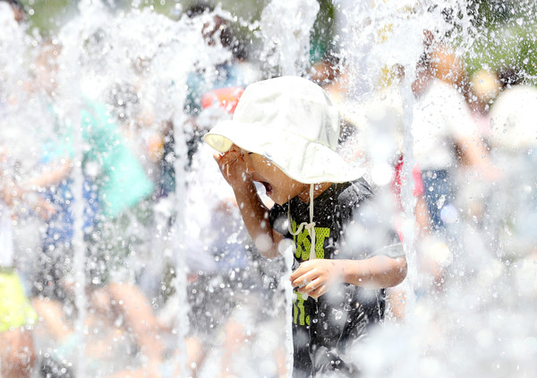 광주와 전남내륙을 포함해 서울지역에도 폭염주의보가 내려진 가운데 서울 종로구 광화문광장 분수에서 어린이들이 물놀이를 즐기고 있다. 						             /뉴시스