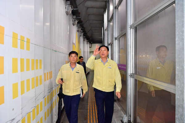 김한종 전남 장성군수(오른쪽)는 18일 집중호우에 대비해 장성지하차도 현장 안전점검활동을 했다. /장성군 제공