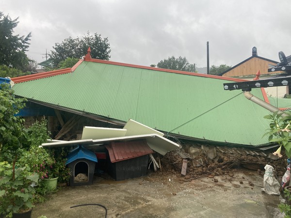 10일 오전 곡성읍 학정리 한 주택 지붕이 무너져 소방 당국이 안전조치를 하고 있다. /소방본부 제공