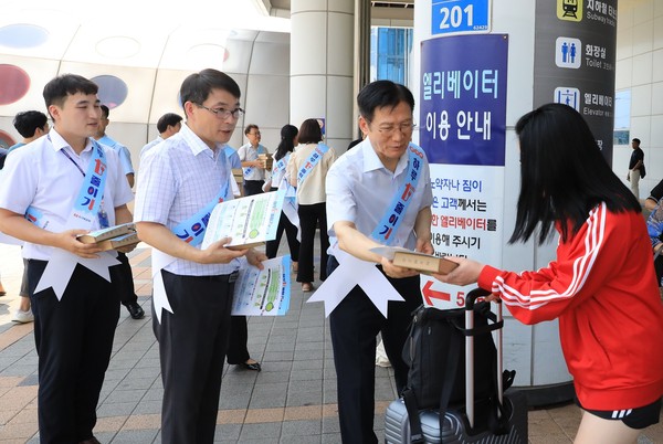 한전KPS 김홍연 사장(오른쪽 두번째)이 광주송정역을 이용하는 시민에게 에너지 절약 안내문과 홍보물품을 전달하고 있다.                                                  /한전KPS 제공