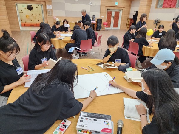 전남독서인문학교 학생들이 입학캠프에 참여해 독서토론 및 문화예술프로그램을 펼치고 있다. 						              /전남도교육청 제공