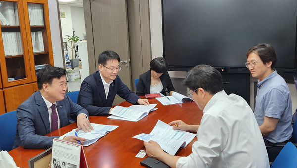 정기명(왼쪽 앞줄 첫번째) 여수시장이 예산결산특별위원회 박상혁 의원에게 지역 중요사업에 대해 설명하고 있다.                                                                  /여수시 제공
