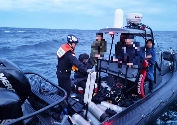 목포해경이 진도 북사초 해상에서 실종됐던 잠수사 2명을 구조했다.       /뉴시스