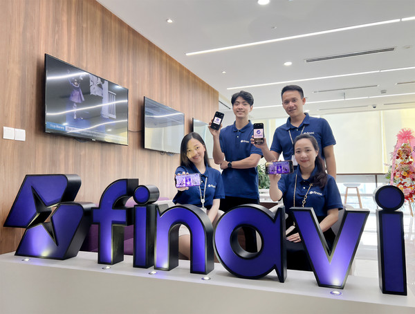 광주은행은  베트남 하노이에 거점을 둔 증권사인 ‘JB Securities Vietnam(이하‘JBSV’)’이 온라인 증권거래 서비스‘FINAVI’를 지난 22일 공식 출범했다고 25일 밝혔다. 모델들이 휴대폰을 들고 포즈를 취하고 있다. 		      /광주은행 제공