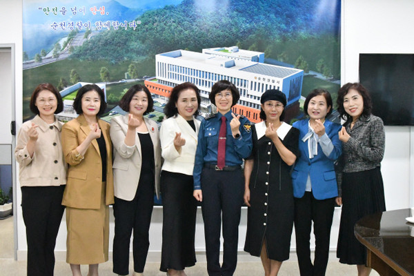 김남희 순천경찰서장과 박현주 참수리어머니회장을 비롯한 회원들이 감사장 수여 후 기념사진을 찍고 있다.
