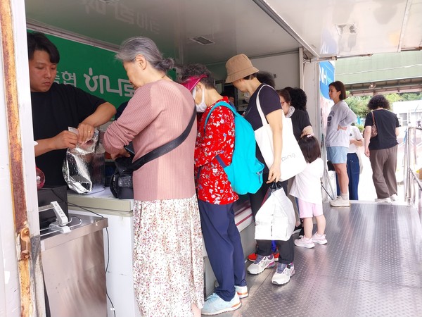 경기 과천 경마공원 한우 이동판매차량에서 소비자들이 강진 착한한우 상품을 구입하고 있다. /강진군 제공