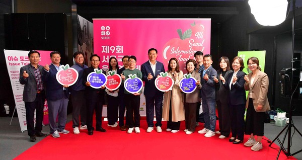 지난 11일 김한종 장성군수(가운데)가 참석한 가운데 한국영상자료원 시네마테크에서 (재)장성먹거리통합지원센터와 ㈔서울국제음식영화제가 업무협약을 체결했다.  /장성군 제공