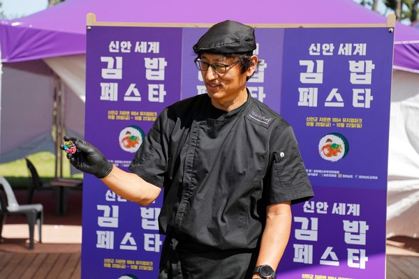 최근 자은도에서 열린 ‘신안 세계 김밥 페스타’ 개막전 행사에서 오영호 셰프가 해초를 넣어 만든 김밥을 설명하고 있다.                                                           /신안군 제공