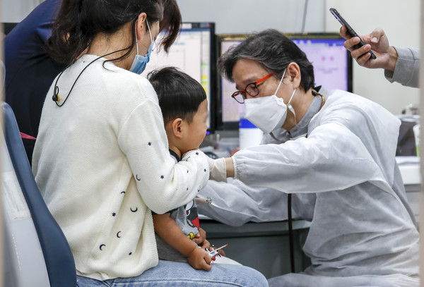 한 소아청소년과의원을 찾은 어린이가 독감 예방주사 접종을 받고 있다. /뉴시스