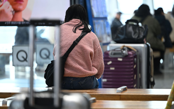 연휴 마지막 날인 12일 오후 광주 광산구 광주송정역에서 한 귀경객이 열차를 기다리고 있다.   		                    /뉴시스