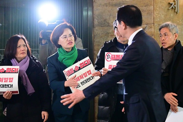 강은미(사진 왼쪽 두번째) 국회의원이 민주당 의총장 앞에서 중대재해처벌법 50인 미만 사업장 적용유예 반대 촉구 피케팅을 하고있다.