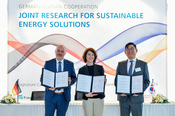 한국에너지공대는 지난 20일 독일 할레에서 프라운호퍼(Fraunhofe) IMWS, 안할트(Anhalt) 대학과 수소 생산·저장·유통 전 주기에 대한 협력강화를 위한 업무협약을 체결했다.                                                                                   /한국에너지공대 제공