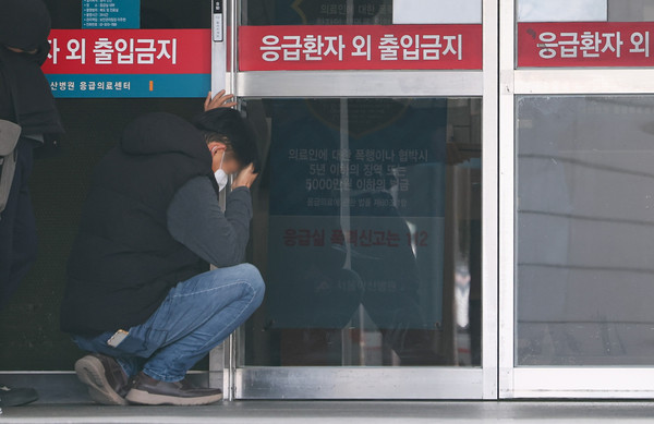 정부의 의과대학 증원에 반발한 전공의들이 집단 사직한지 일주일째인 26일 오전 서울 송파구 서울아산병원 응급의료센터를 찾은 한 시민이 대기하고 있다. /뉴시스