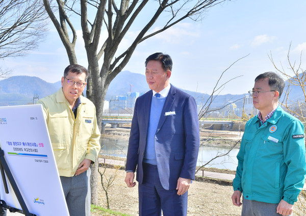 김한종 장성군수(가운데) 상습침수 지역인 장성읍 장안지구 배수개선사업 계획을 보고 받고 있다.                                                                                            /장성군 제공