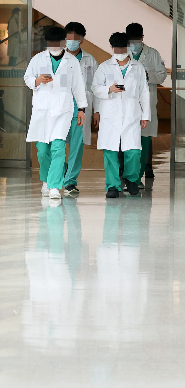 정부가 제시한 전공의 복귀 시한을 하루 앞둔 28일 서울 한 병원에서 의료진들이 이동하고 있다. /뉴시스