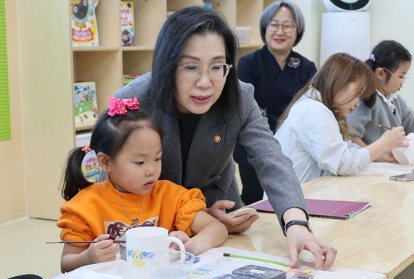 사진은 김현숙 여성가족부 장관이 한 공동육아나눔터에서 자녀돌봄품앗이 프로그램에 참여하고 있는 모습. 				               /여성가족부 제공