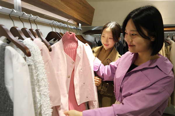 롯데백화점 광주점은 오는 14일부터 17일까지 봄 신상품을 할인 판매하는 국내 대표  ‘6대 패션그룹 패션위크’를 진행한다.   /뉴시스