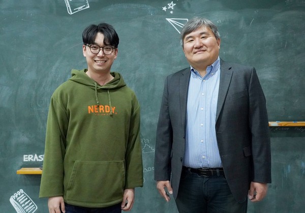 윤진호 GIST 교수(오른쪽)와 홍윤기 박사과정생.