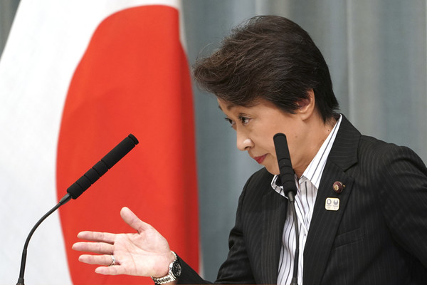 지난해 9월 도쿄 올림픽·패럴림픽 담당상으로 임명된 하시모토 세이코가 도쿄 총리 관저에서 기자회견을 하는 모습.