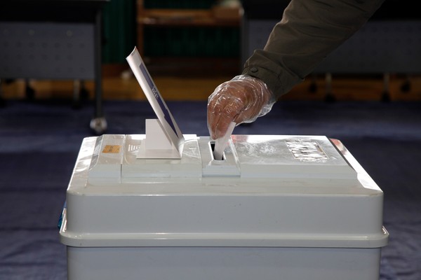 7일 오전 전남 순천시 제1선거구인 풍덕3투표소에서 한 유권자가 전남도의원을 선출하는 투표용지를 투표함에 넣고 있다. /뉴시스